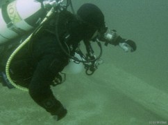 Christian beim Ablesen seines Tauchcomputers