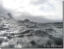 Kurt verschwindet immer wieder hinter den Wellen