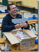 Michael beim auspacken der P&auml;ckchen