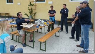 Michael beim auspacken der P&auml;ckchen