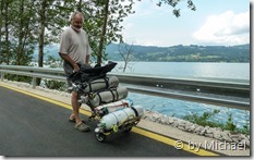 Kurt beim Flaschentransport